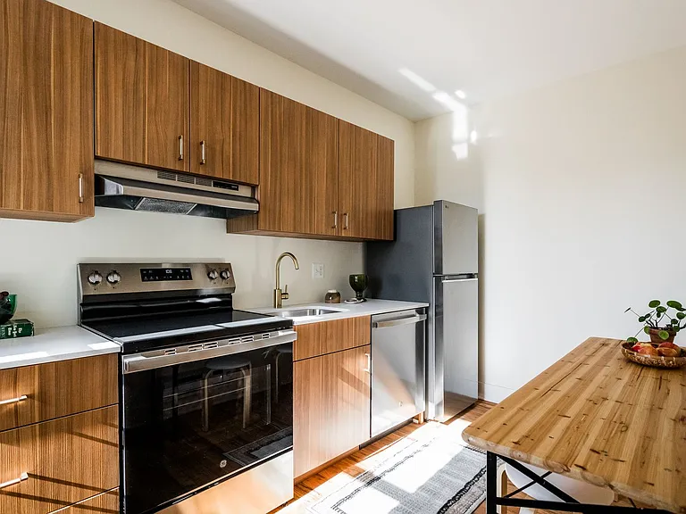 Sterling Apartments — Photo 40
