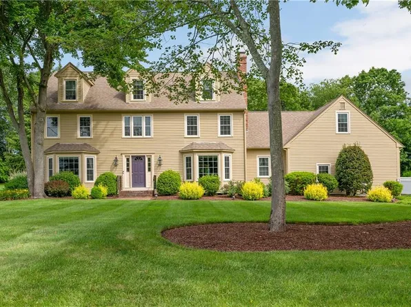 4 Fieldside Dr, Cumberland, RI 02864