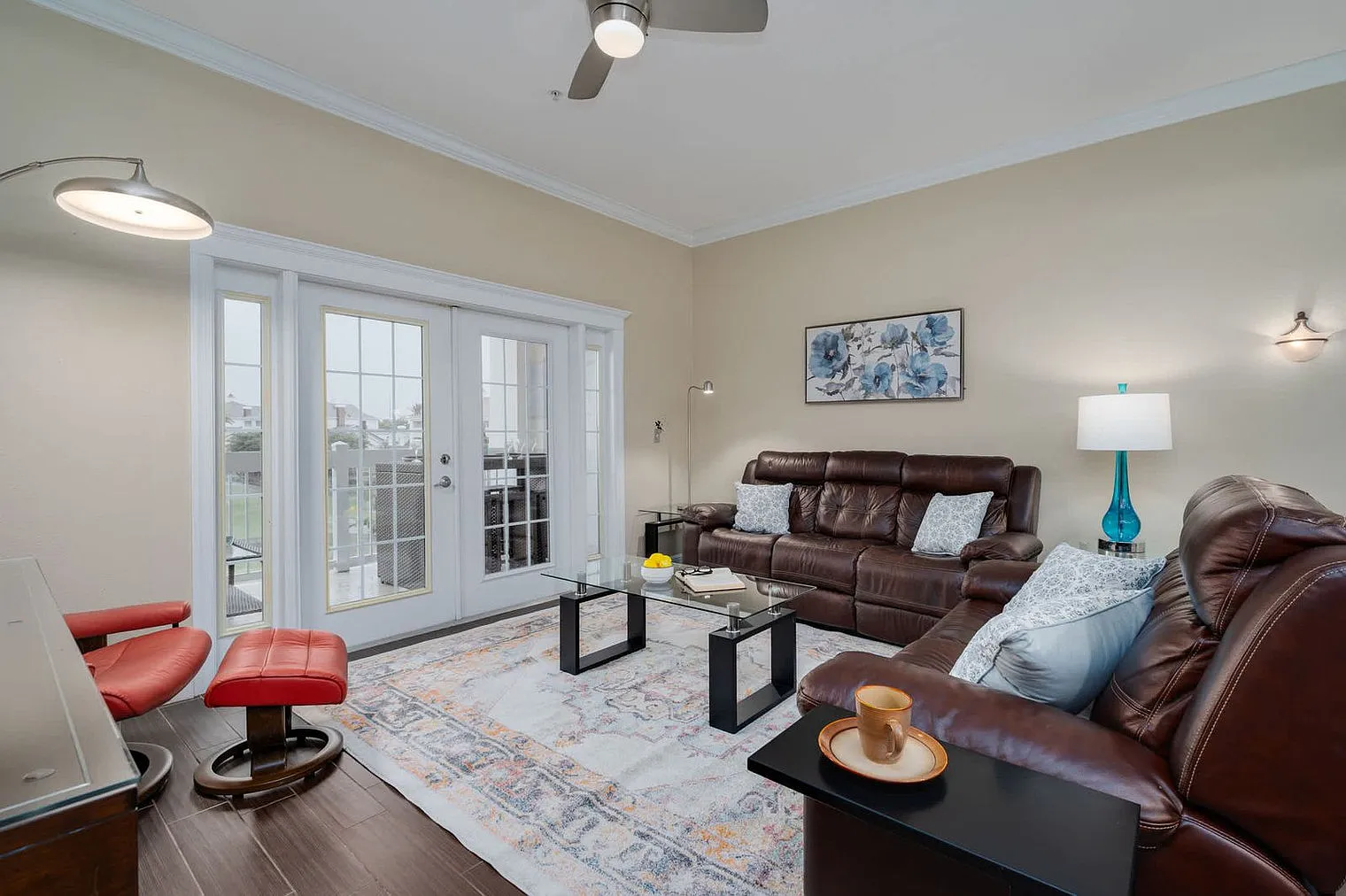 3 bed, 2.0 bath, 1334 sqft, $3,208 — Photo 1
