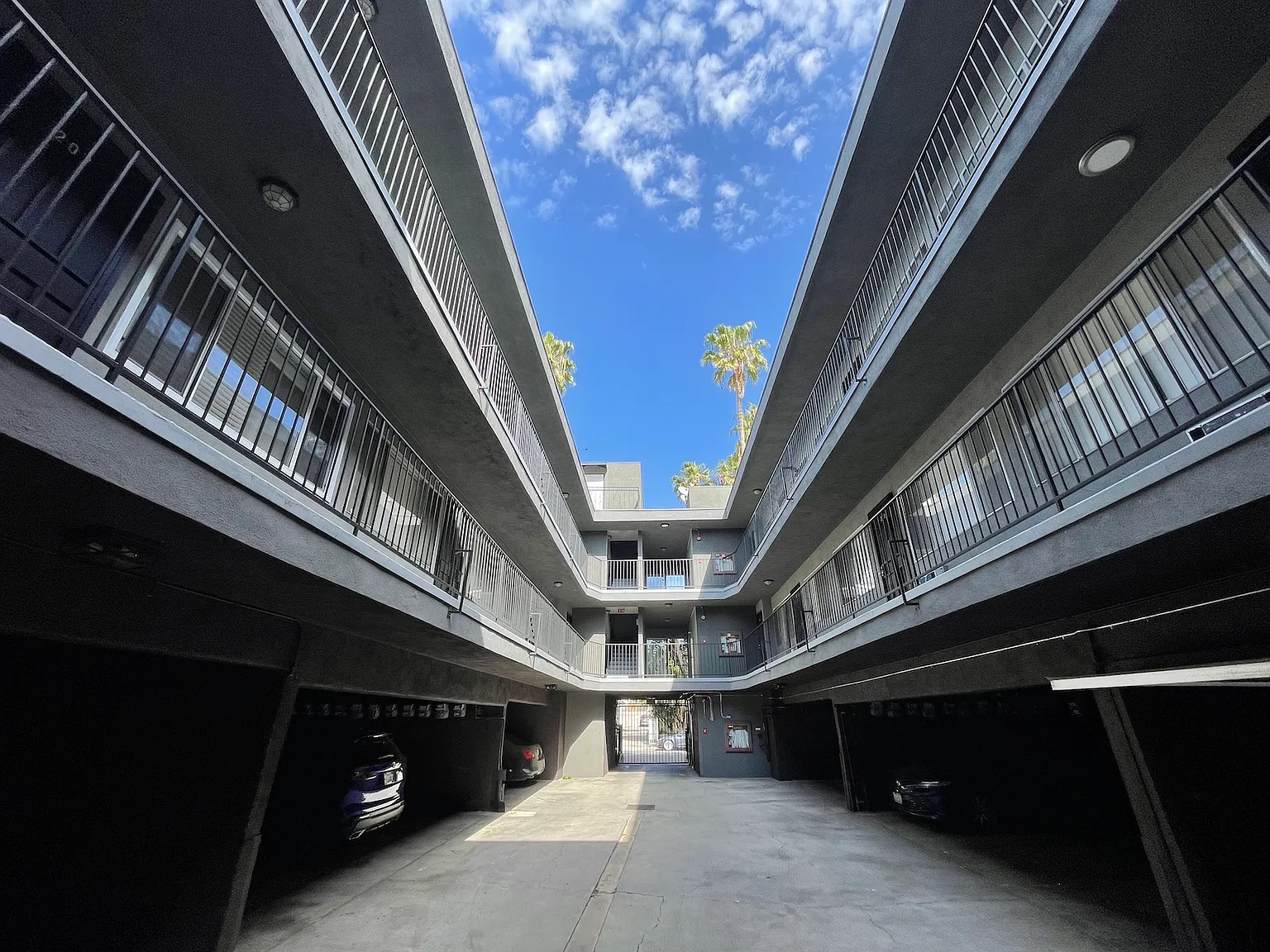 La Mirada Ave, Los Angeles — Photo 3