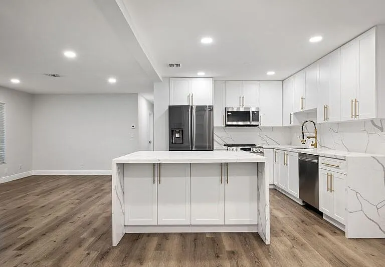 2298 NE 4th Ave — Photo 11