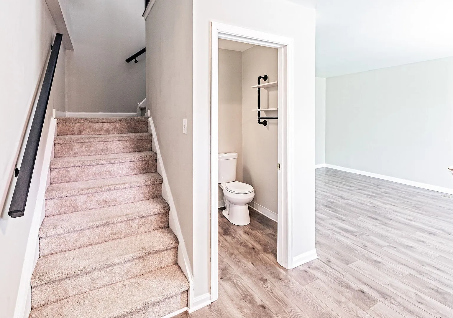Renovated Townhome in Woodburne — Photo 4