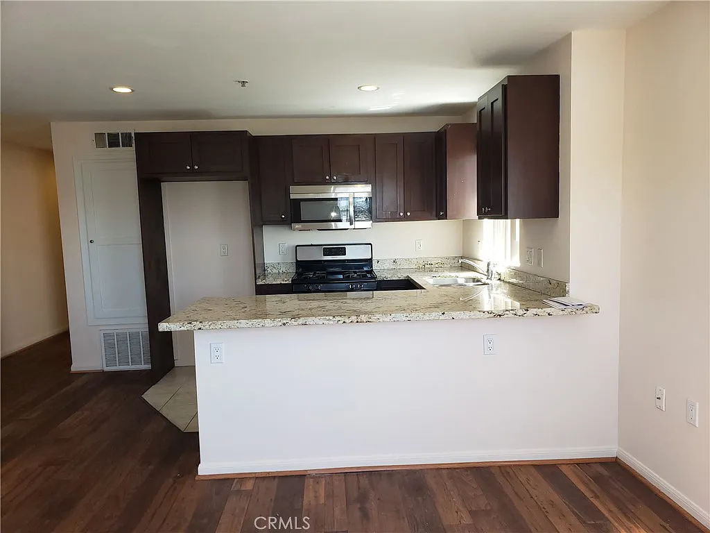 2 bed, 1000 sqft, $2,500 — Photo 4