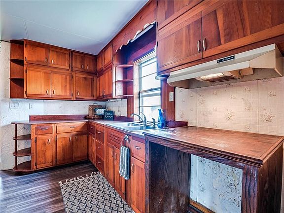 4th image of 6909 S Morava Ave