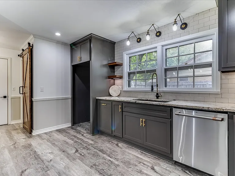 720 N Stratford Ln — Photo 2