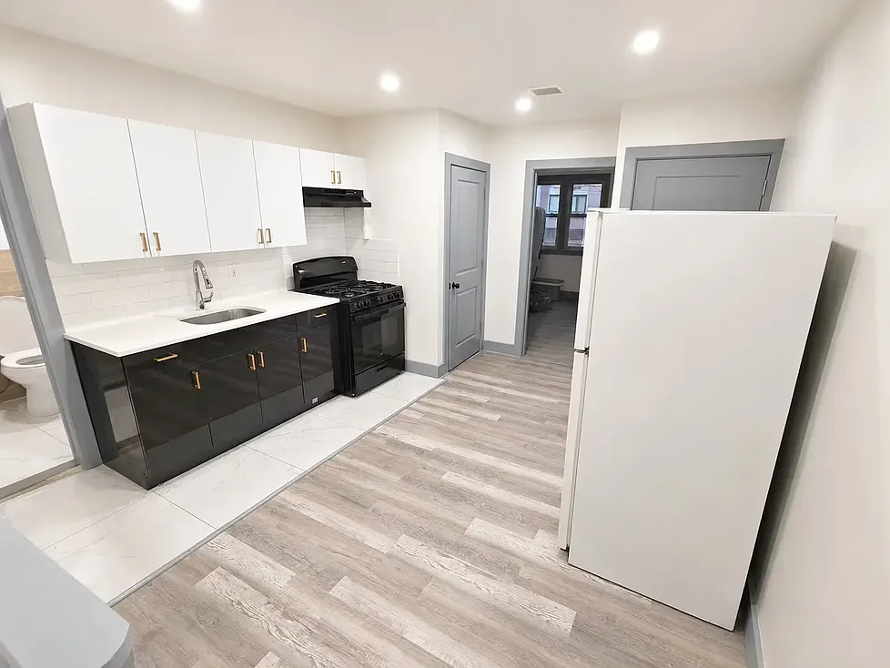 4 bed, 1008 sqft, $2,399 — Photo 2