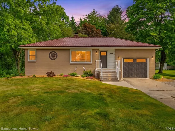 2640 Huckleberry Ln, Port Huron, MI 48060