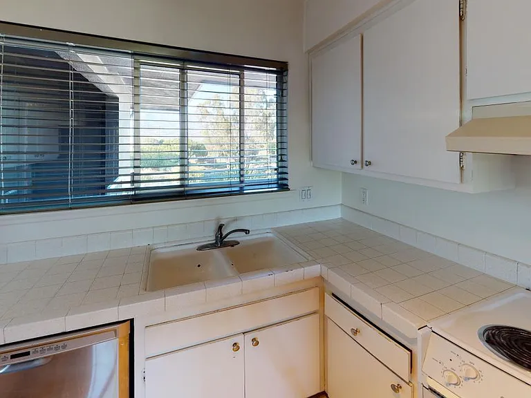 831 Cliff Dr — Photo 20