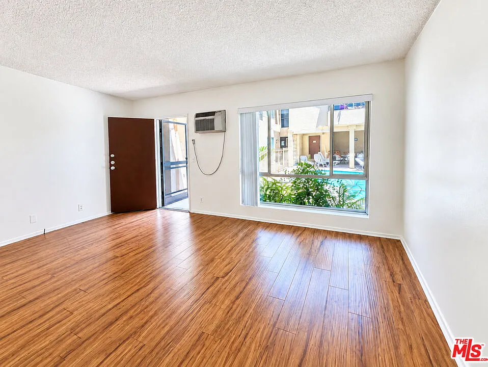 1 bed, 1.0 bath, 700 sqft, $1,995 — Photo 2
