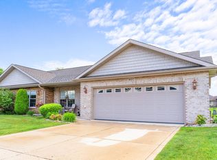 907 Veterans Ln, Crown Point, IN 46307