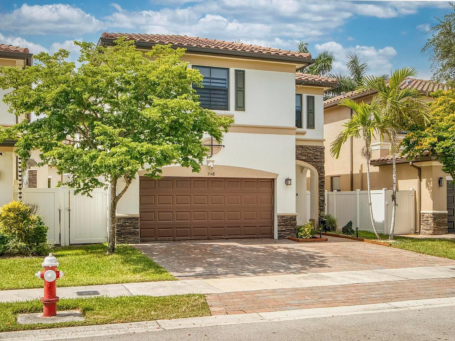 4 bed, 3.5 bath, 2622 sqft, $4,500 — Photo 2