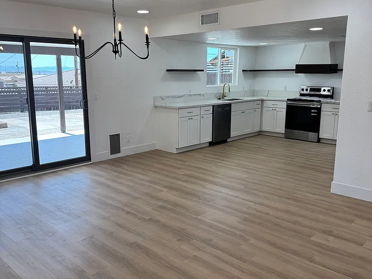 1051 Thunderbolt Ave — Photo 1