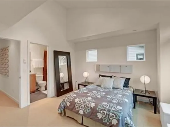 12022 32nd Ave NE, Seattle, WA 98125