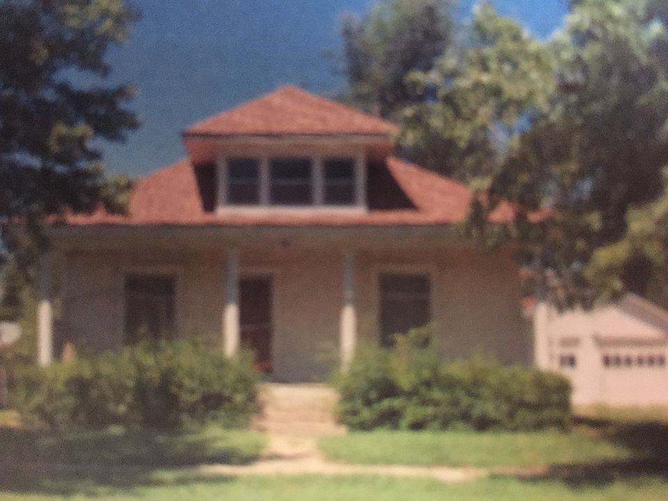 1st image of 439 W 2nd Ave