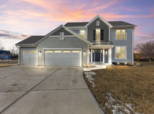 722 Sandy Ln, Elkhorn, WI 53121