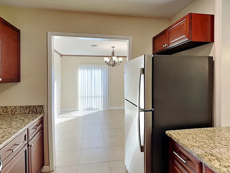 2512 Sea Breeze Ct — Photo 4