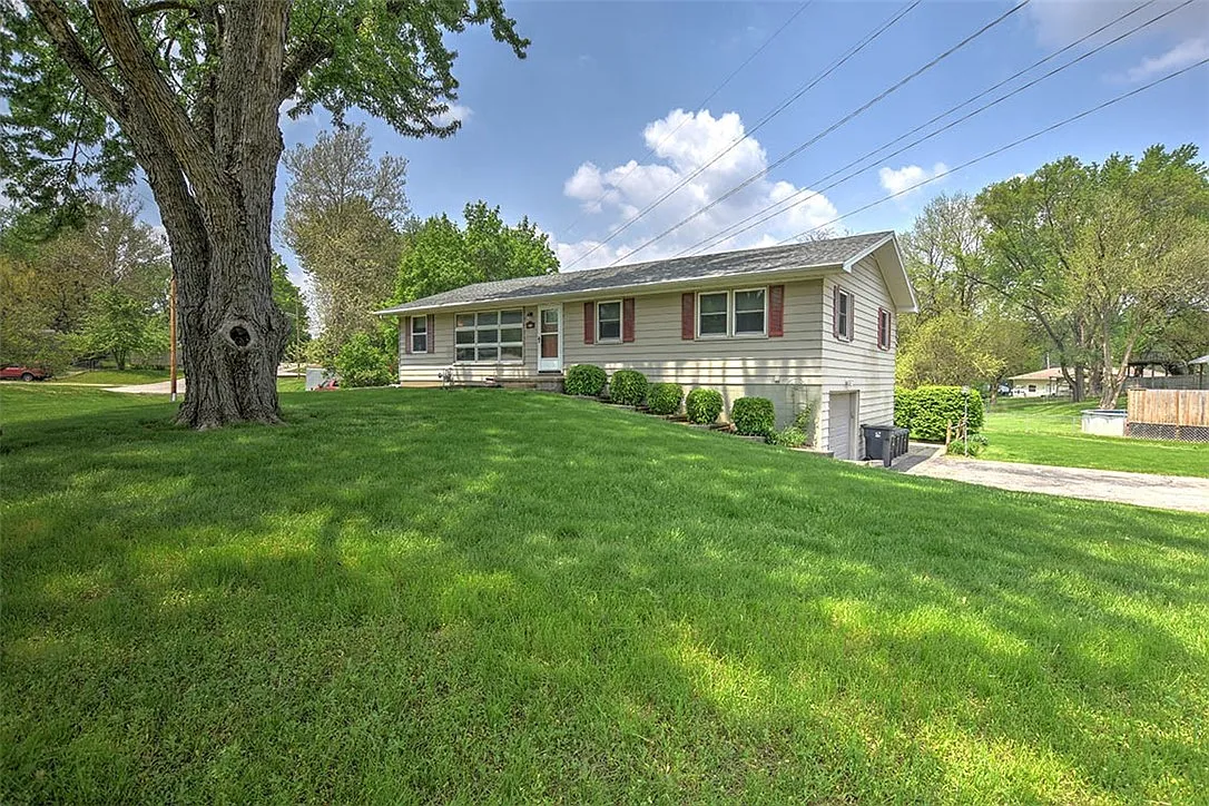 820 Frank Dr photo 1