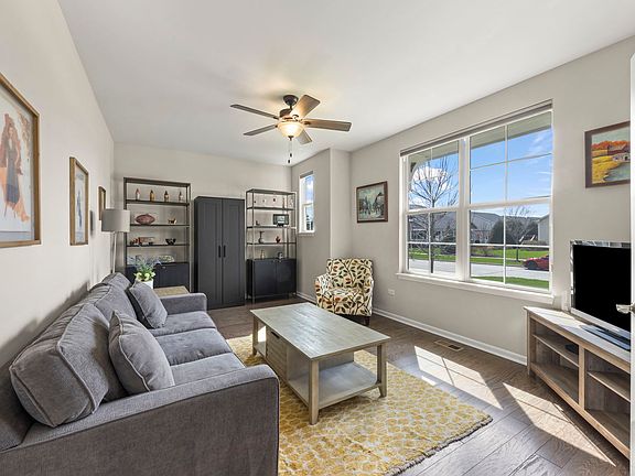 4th image of 51 Somerset Cir