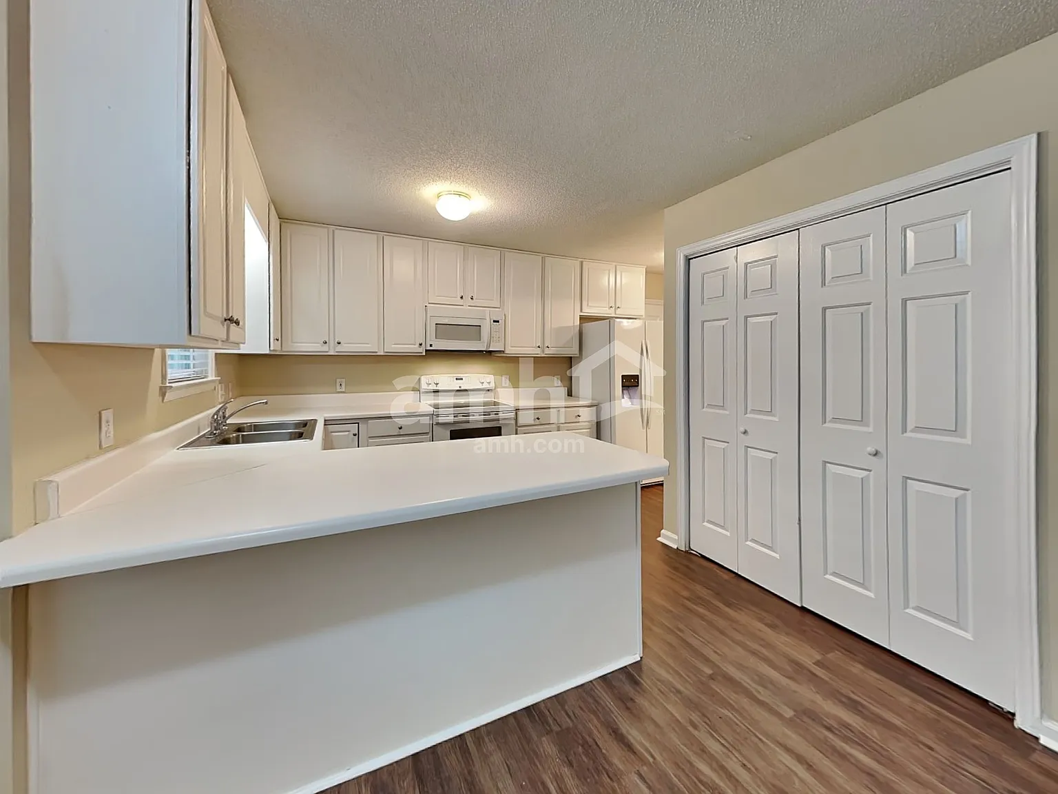 3 bed, 2.5 bath, 1605 sqft, $1,905 — Photo 3