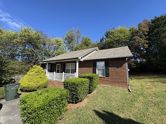 3rd image of 932 Mountain Berry Dr