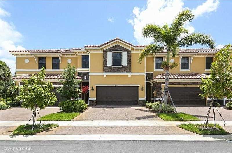 1st image of 820 W Village Cir