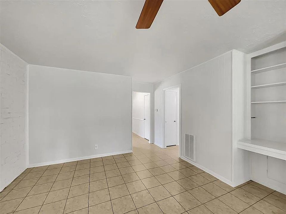 1st image of 2112 Yorktown Ct S