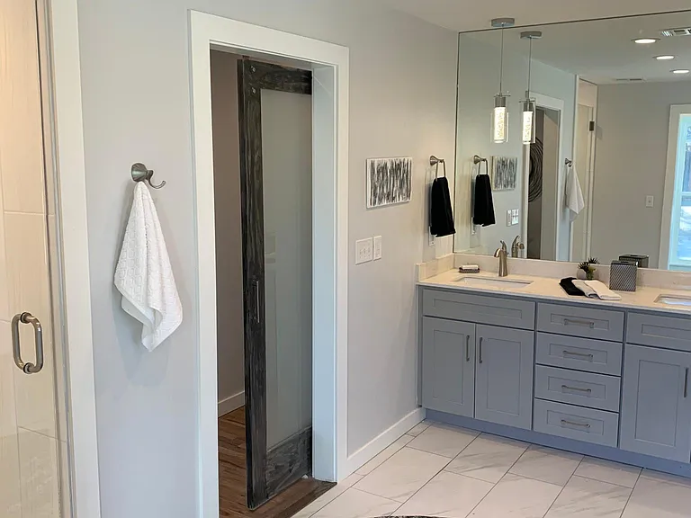DECOR SLIDING GLASS DOOR TO MASTER BATH