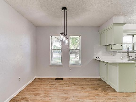 5th image of 15015 Arrowhead Dr