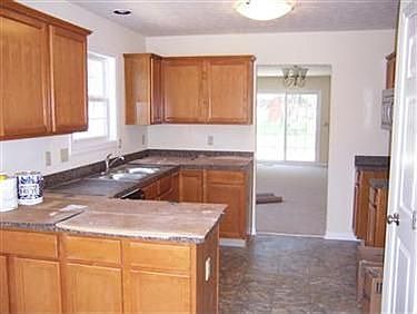 4th image of 16781 Foxhall Ln
