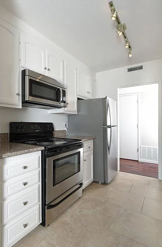 Seven Oaks Apartments — Photo 2