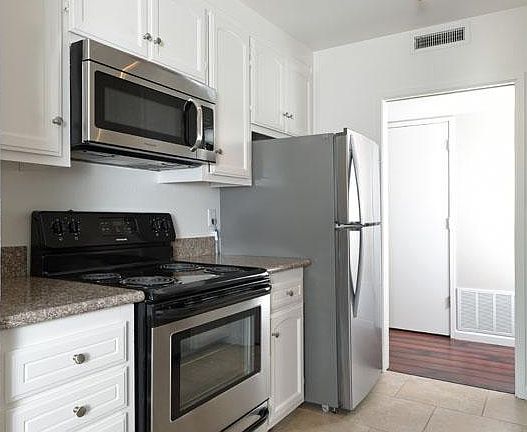 2nd image of 600 Sharon Park Dr