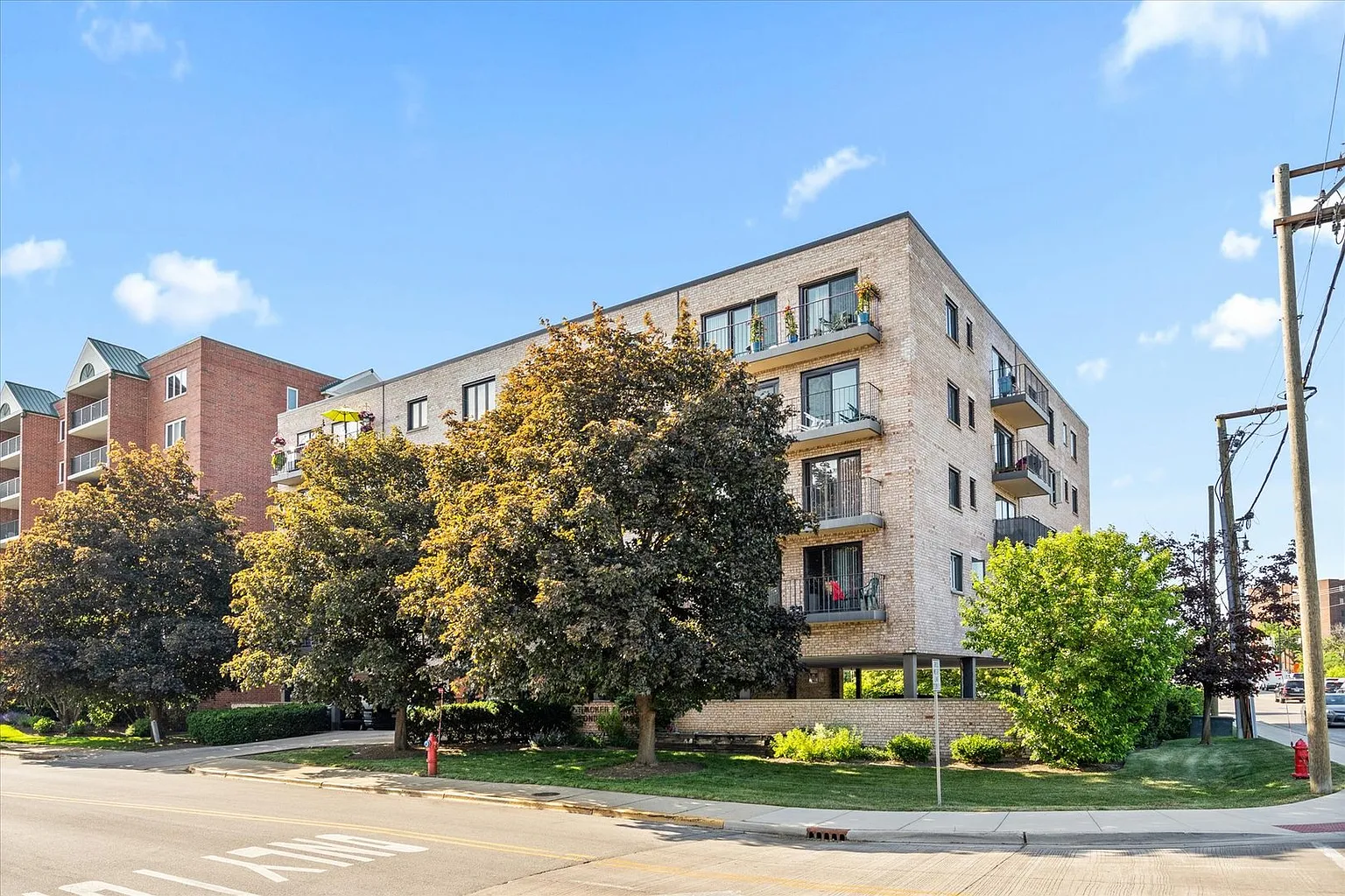 1660 E Thacker St APT 1E photo 1