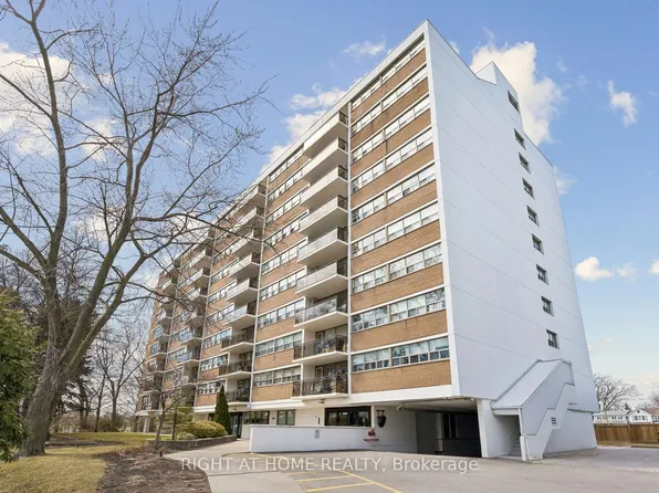 212 Kerr St #207, Oakville, ON L6K 3B1