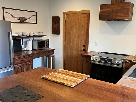 3rd image of 2105 NE 11th Pl