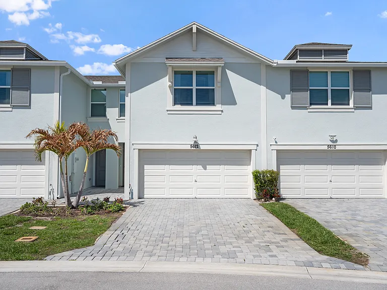 5612 SE Edgewater Cir — Photo 1