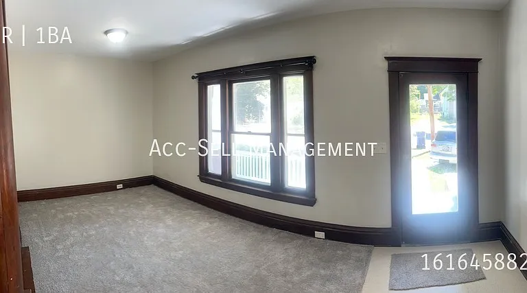 545 Fremont Ave NW — Photo 2