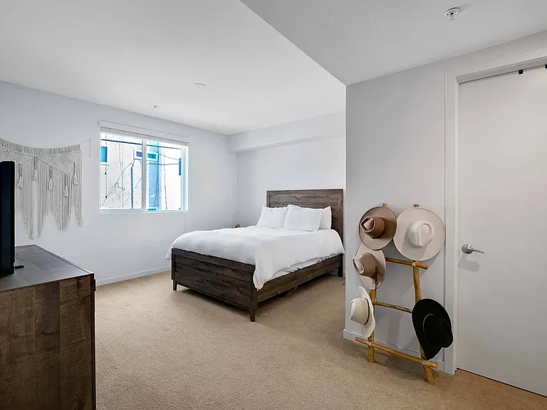 The Metropolitan at Larchmont Village — Photo 10