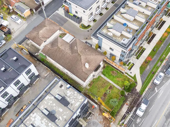 612 E 3rd St, North Vancouver, BC V7L 1G7