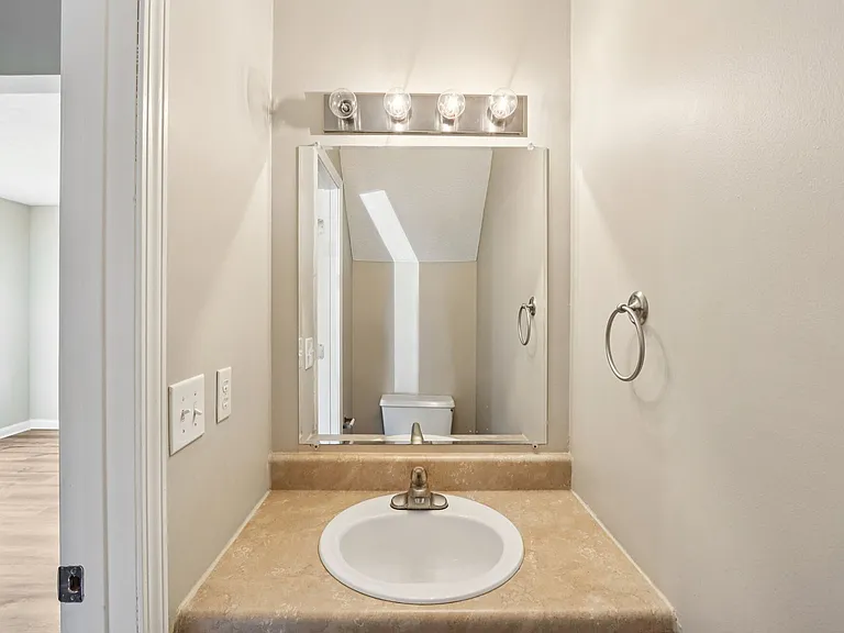 Fox Pointe Apartments — Photo 14