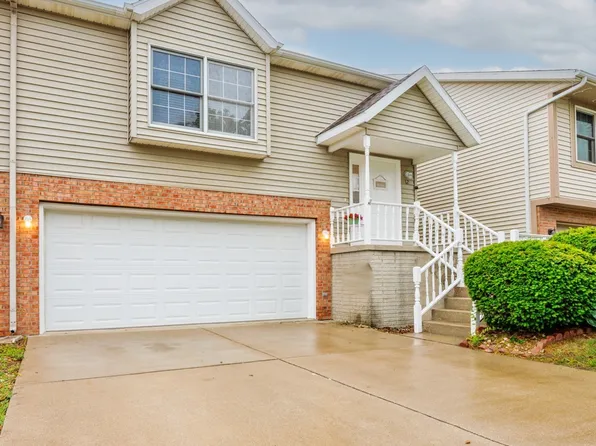 12 Parkshores Dr, Bloomington, IL 61701