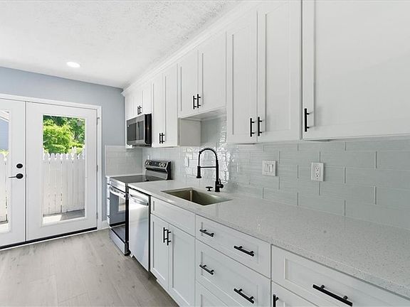 4th image of 2696 Greentree Dr SE