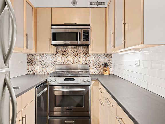 3rd image of 16 W 16th St APT 9HS