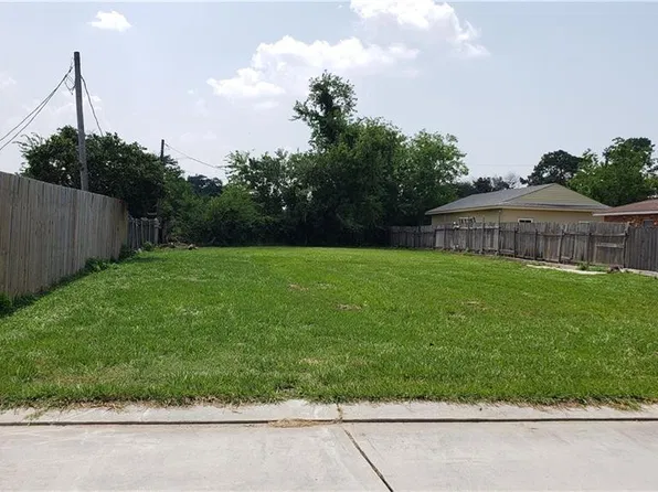 696 Newport Cir, Gretna, LA 70056