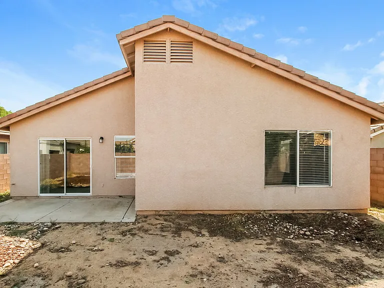 1652 N Serina — Photo 16