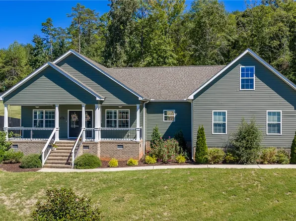 208 Puckett Mill Dr, Central, SC 29630