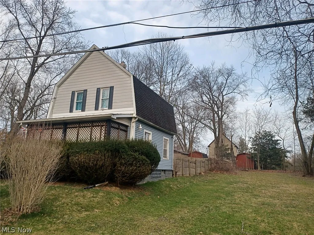 819 Lyden Ave photo 1