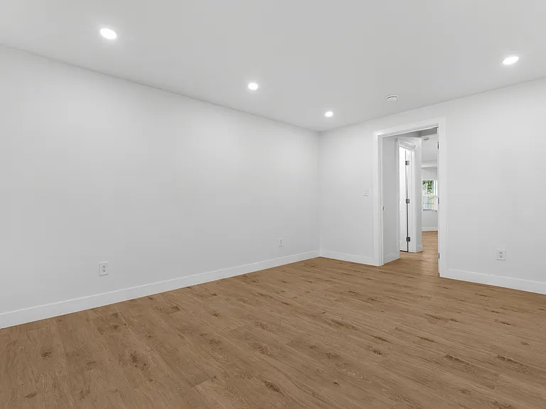 513 E 55th St — Photo 12