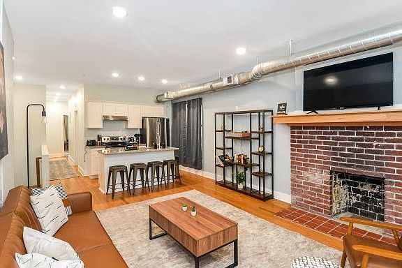 3rd image of 524 E Kirby St #1W
