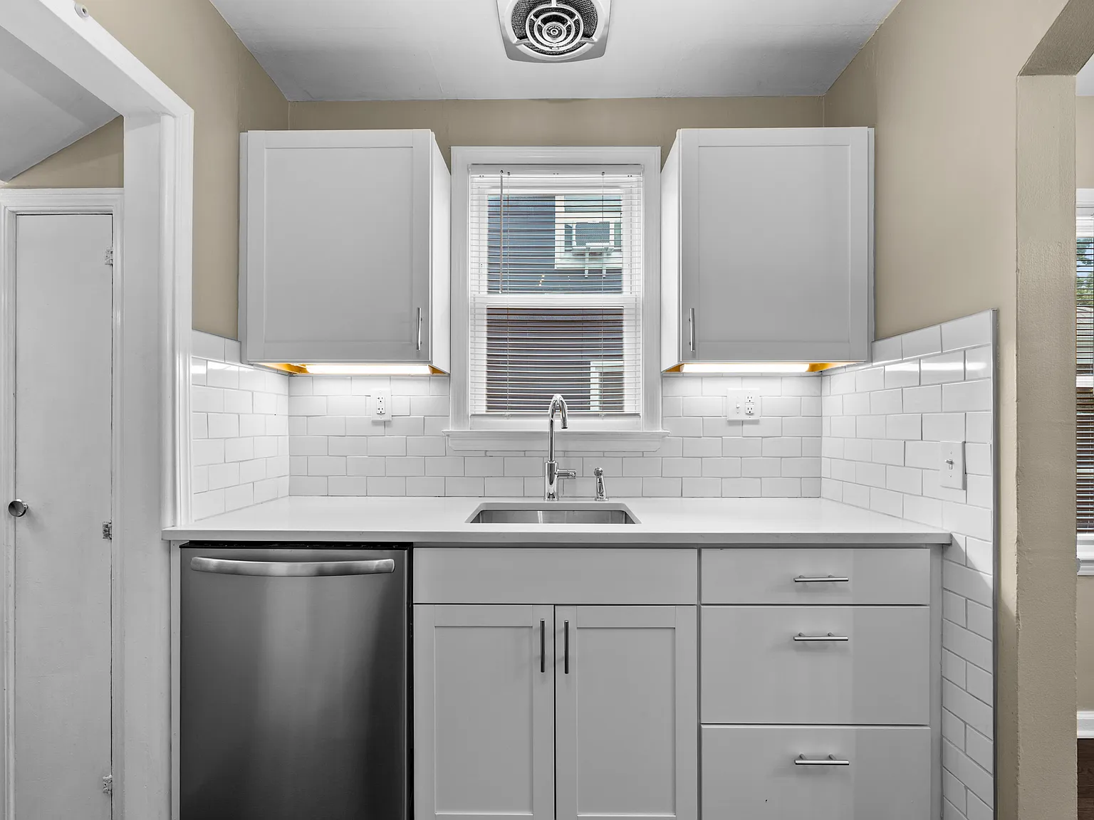 3 bed, 1150 sqft, $2,450 — Photo 1