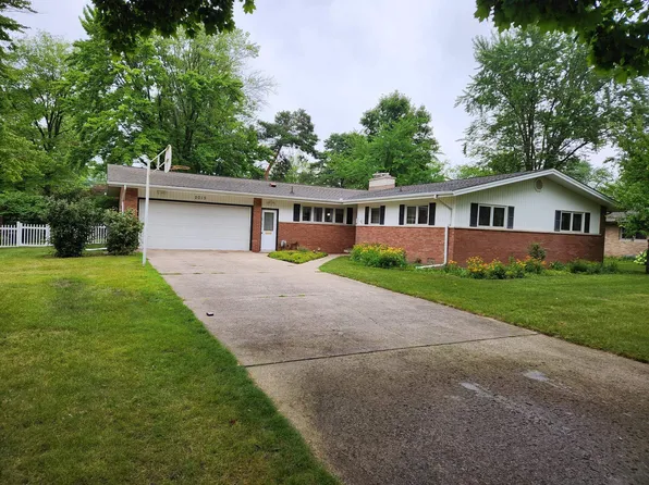 2015 Airfield Ln, Midland, MI 48642